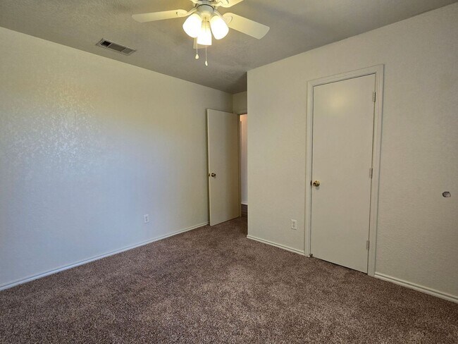 Building Photo - 3303 Driftwood Dr