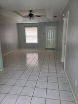 Building Photo - 1105 Lexington Cir