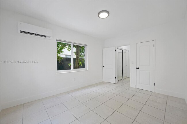 Building Photo - 550 NE 82nd Terrace