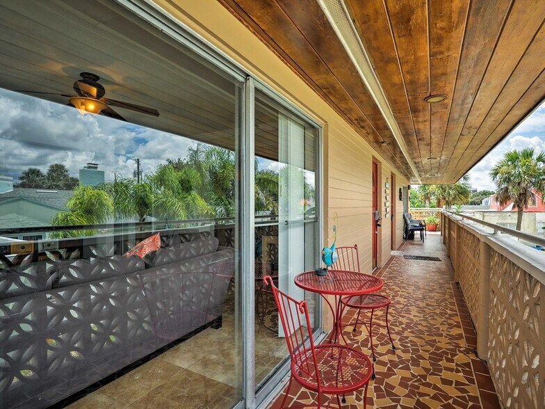 Balcony - 506 University Blvd