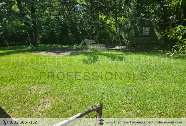 Building Photo - Plenty of space to roam and call home!