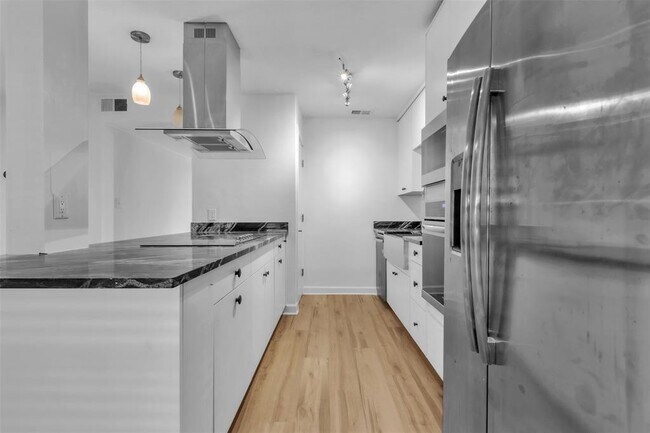 Primary Photo - 500 E Riverside Dr