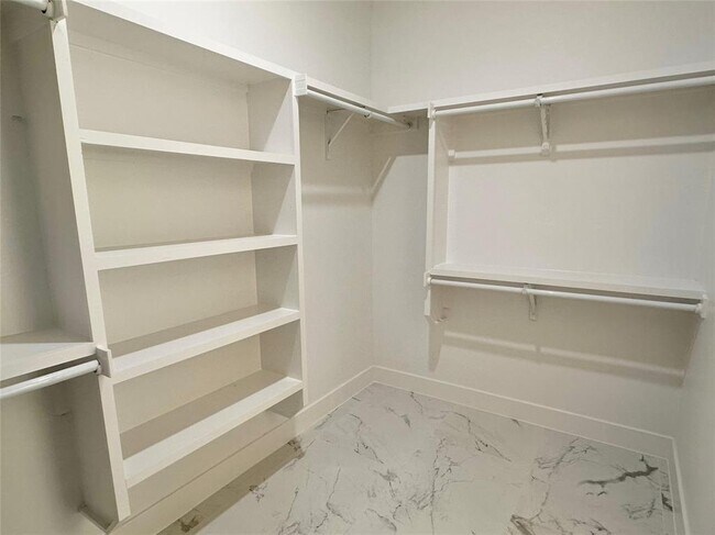 Building Photo - 5206 Country Club Dr