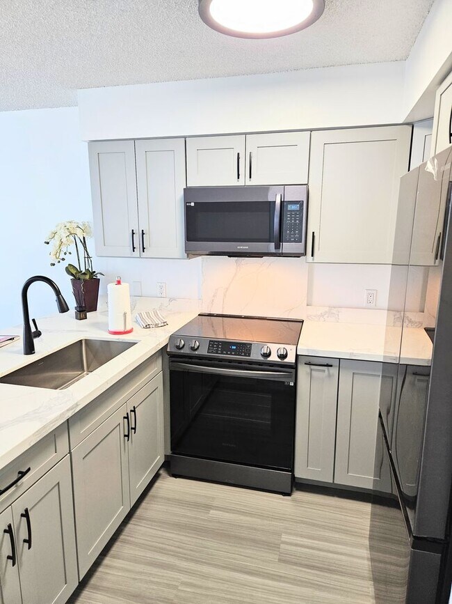 Building Photo - 930 Kaheka St