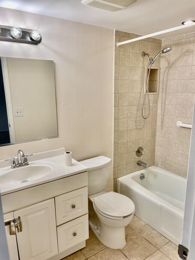 Building Photo - 6753a Lake McGregor Cir