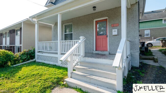 Building Photo - 4 br, 2 bath House - 221 W Mosley St