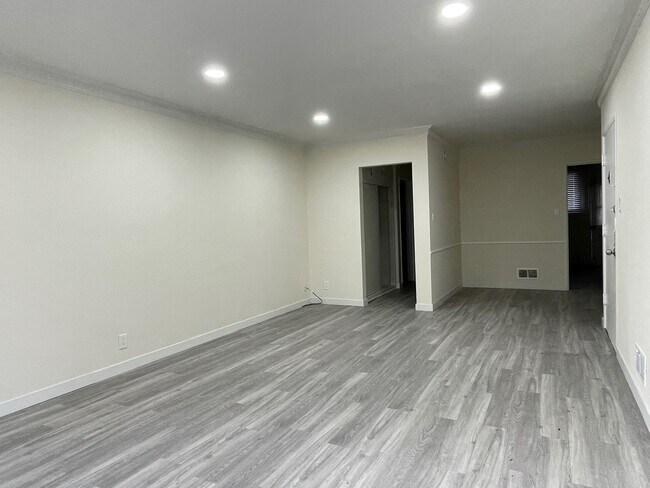 Building Photo - 3905 W 4th St