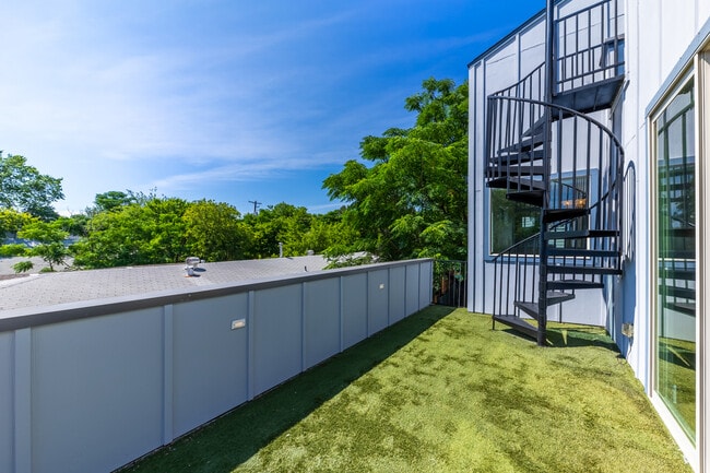 Building Photo - 2014 E 9th St