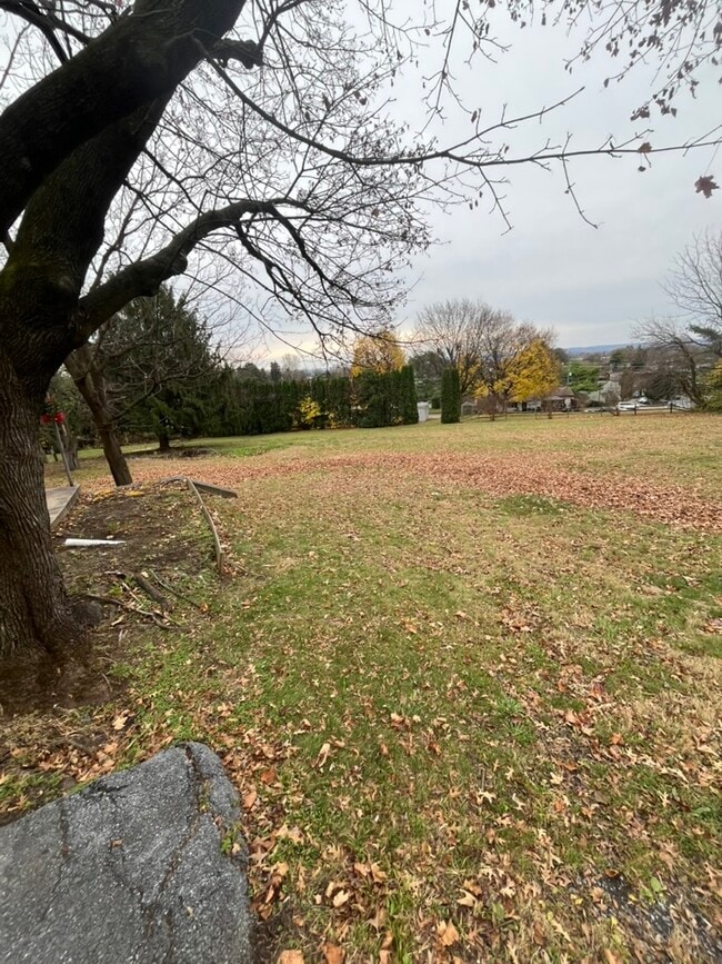 Building Photo - 602 E Maple St