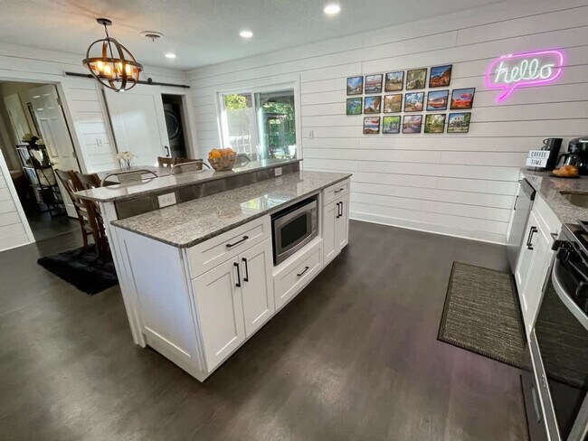 Building Photo - 104 SE 12th St