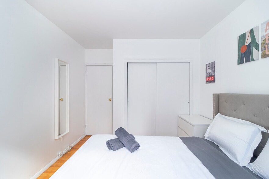 Building Photo - 340 E 94th St