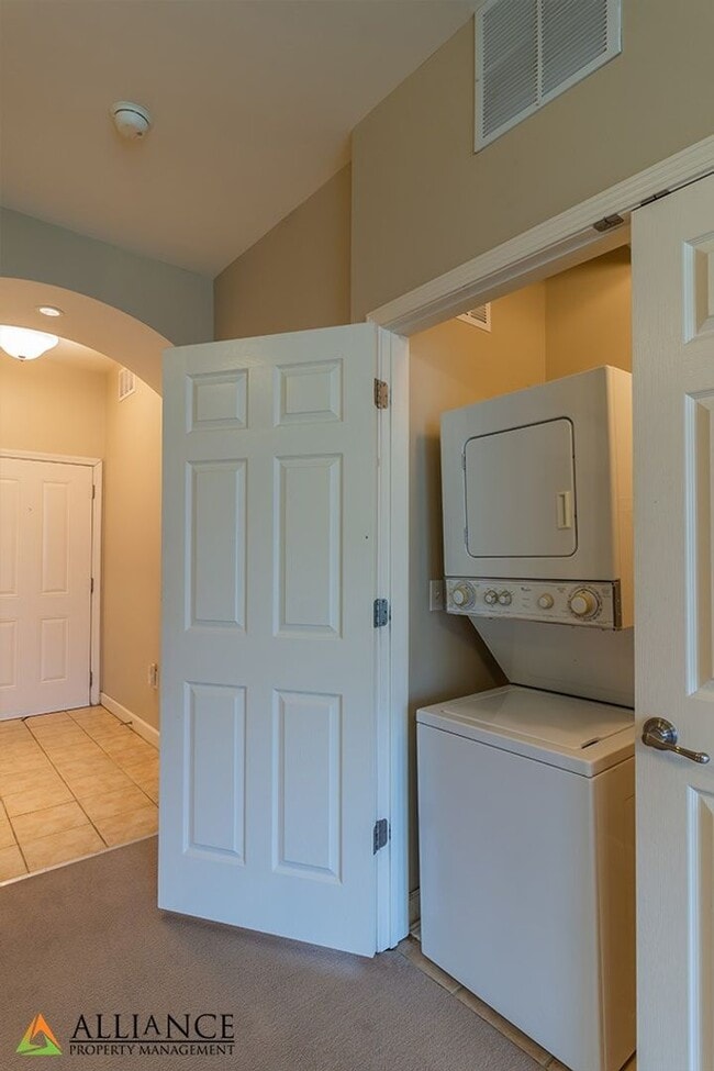 Building Photo - Great Location!