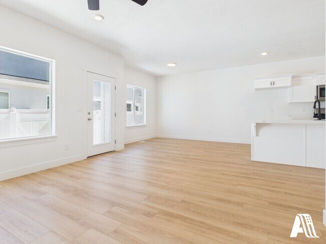Building Photo - 447 E 650 N
