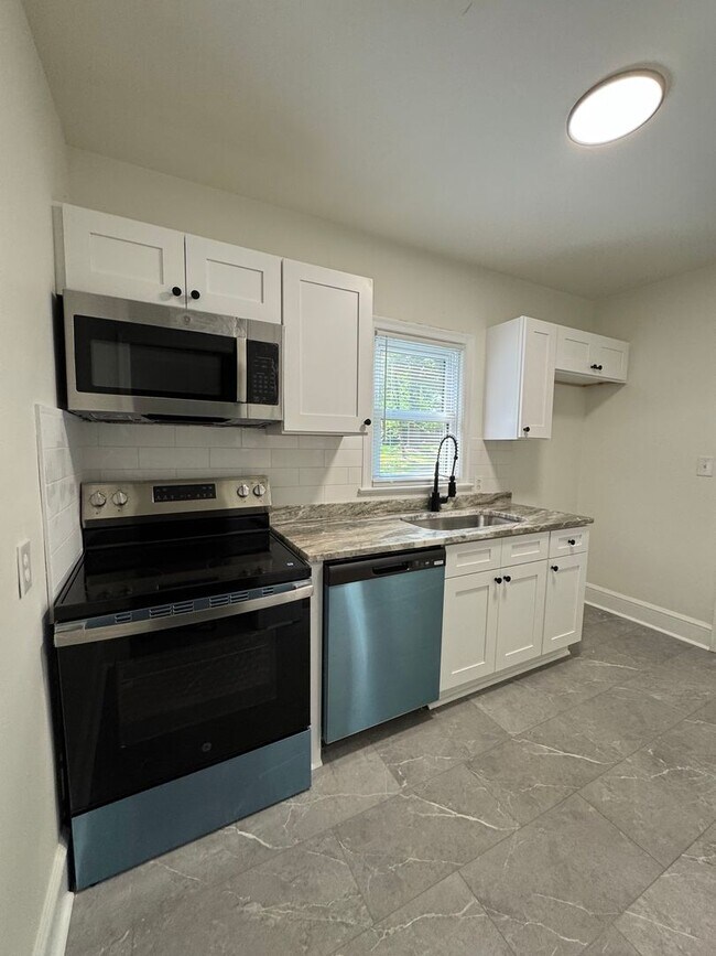 Building Photo - 2bed/1bath w/ detached garage!