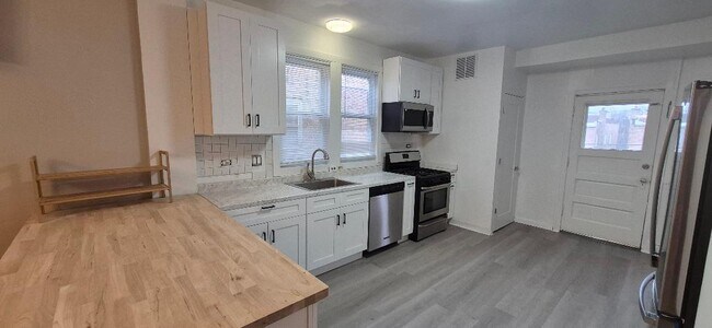 Building Photo - 5527 N Bernard St