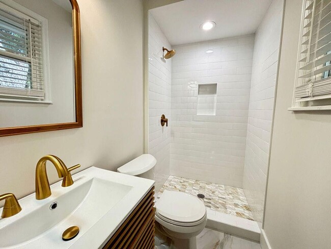 Building Photo - Fully Updated Home in Charleston