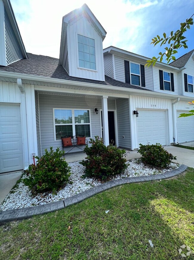 Building Photo - 4Bed/2.5 Bath Townhome!  Move in Special f...