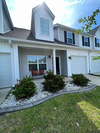 Building Photo - 4Bed/2.5 Bath Townhome!  Move in Special f...