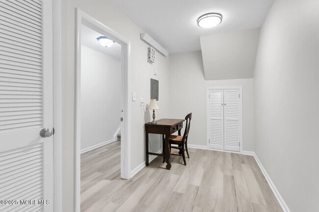 Building Photo - J4 Twinlights Ct