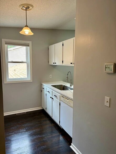 Building Photo - 5515 Pompano Dr