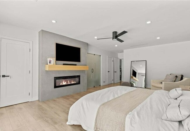 Building Photo - 240 W Gainsborough Rd