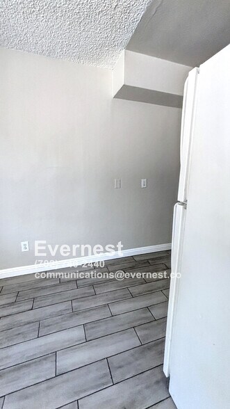 Building Photo - 718 W Wilson Ave