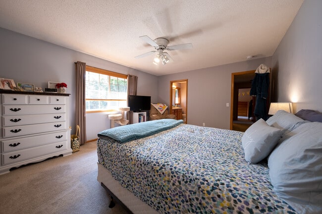 Building Photo - 17473 Hayes Ave