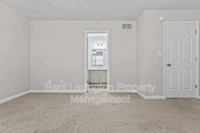 Building Photo - 1658 Foxhaven Dr