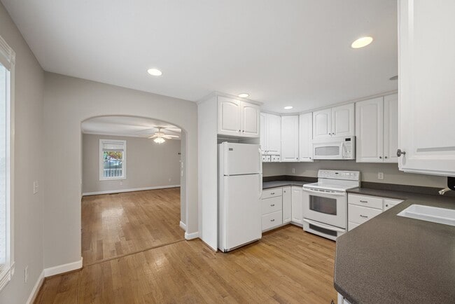 Building Photo - MOVE-IN READY! Quiet Neighborhood near Sho...