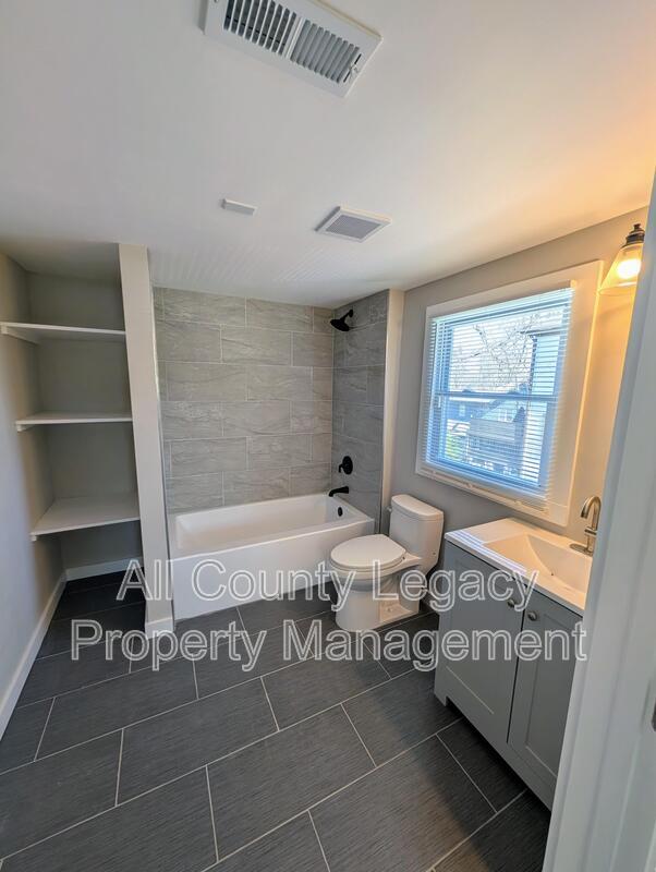 Building Photo - 940 Martin St SE