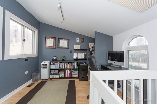 Building Photo - 1180 S Plymouth Ct