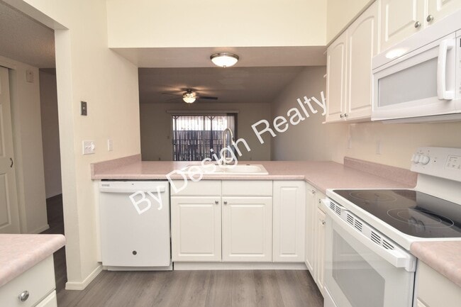 Building Photo - Pantano Parkway Townhome - Steps from The Loop