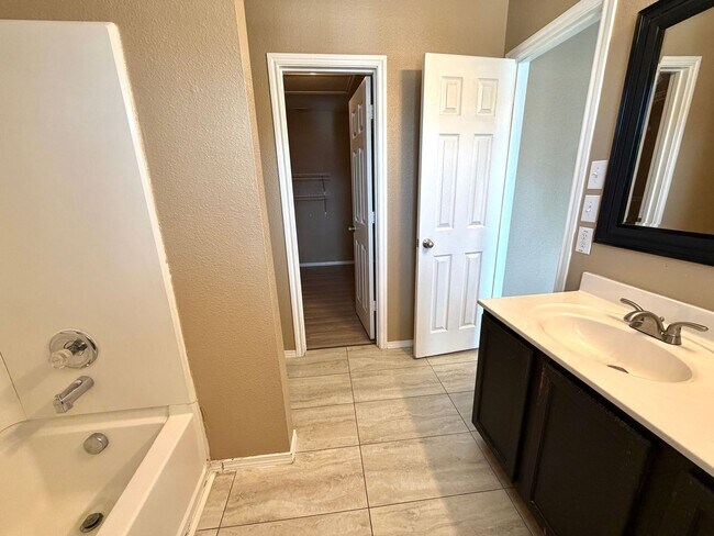 Building Photo - Spacious 3 Bedroom Home with Loft in Bulverde Village
