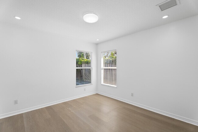Building Photo - 1391 SW Bellevue Ave