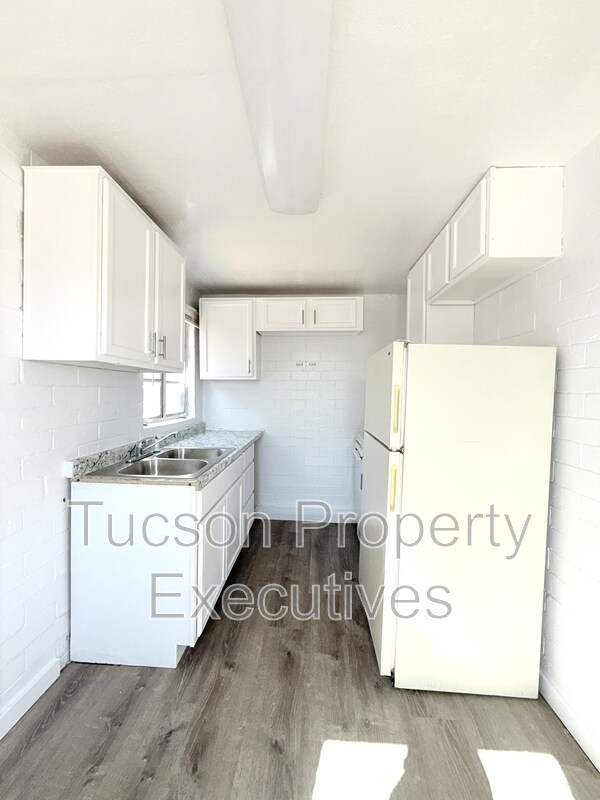 Building Photo - 130 E Delano St