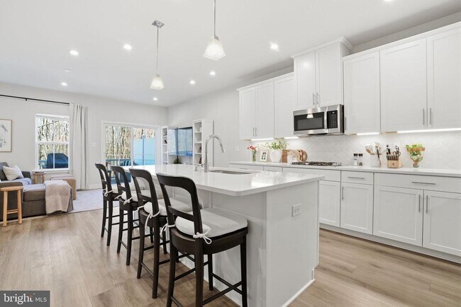 Building Photo - 60 Pratt Ln