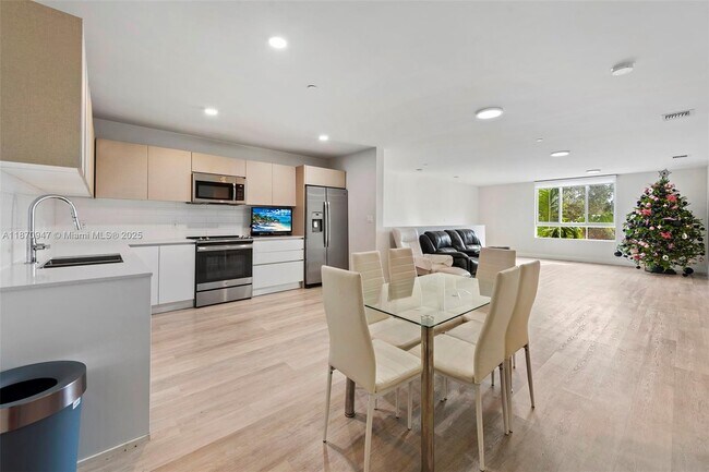 Primary Photo - Distinctive 3-Bedroom Garden Villa in Aven...