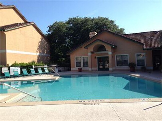 Building Photo - Two  bedroom and two bathroom condo with lakeview balcony