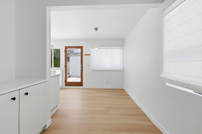 Building Photo - Amazing Del Rey House Available