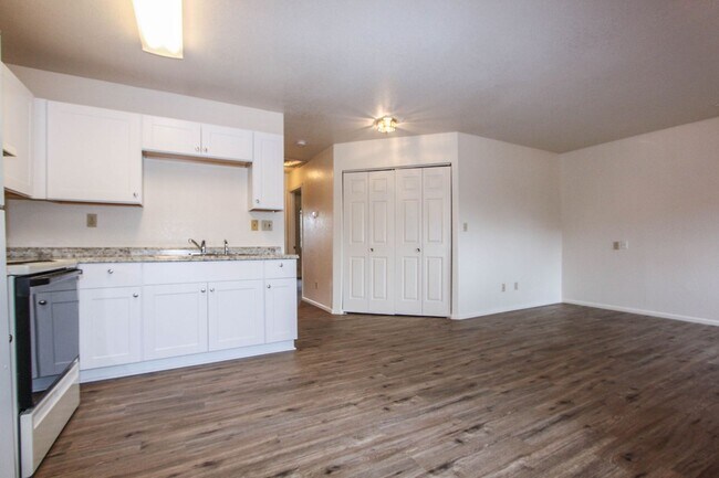 Building Photo - 8460 E Lakeshore Dr