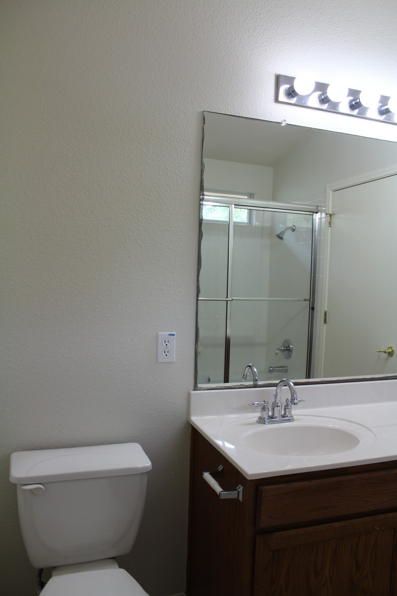 Master bathroom - 5605 Bentsen Ln