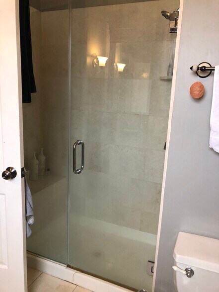 Bedroom 1 shower - 4933 N Winthrop Ave
