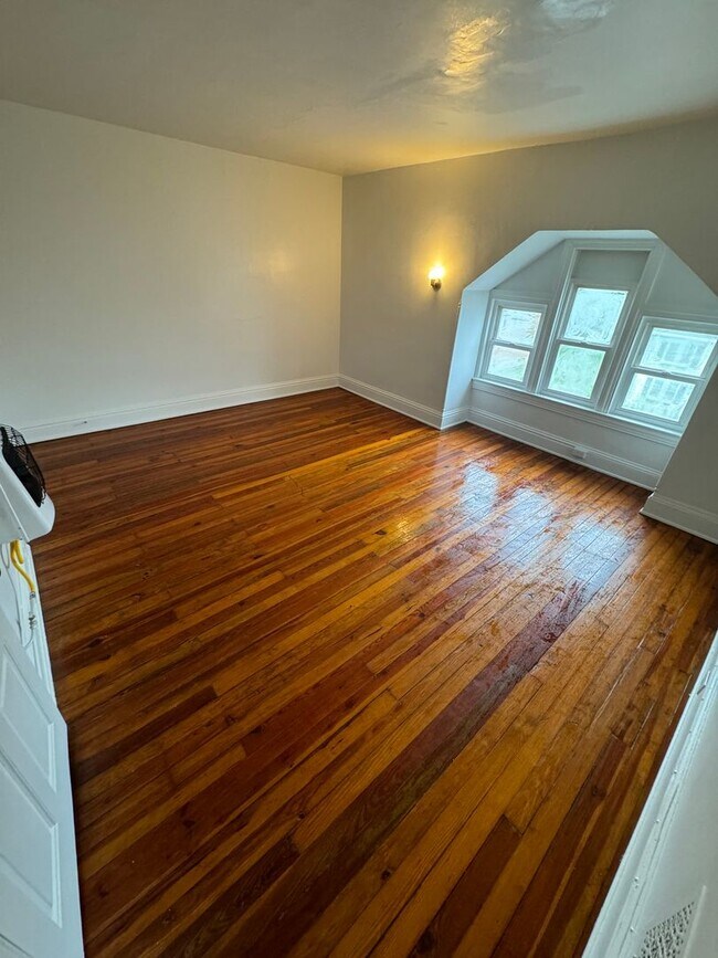 Building Photo - 3rd floor Spacious Efficiency on the Avenues