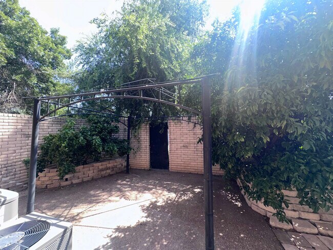 Building Photo - 106 Martingale