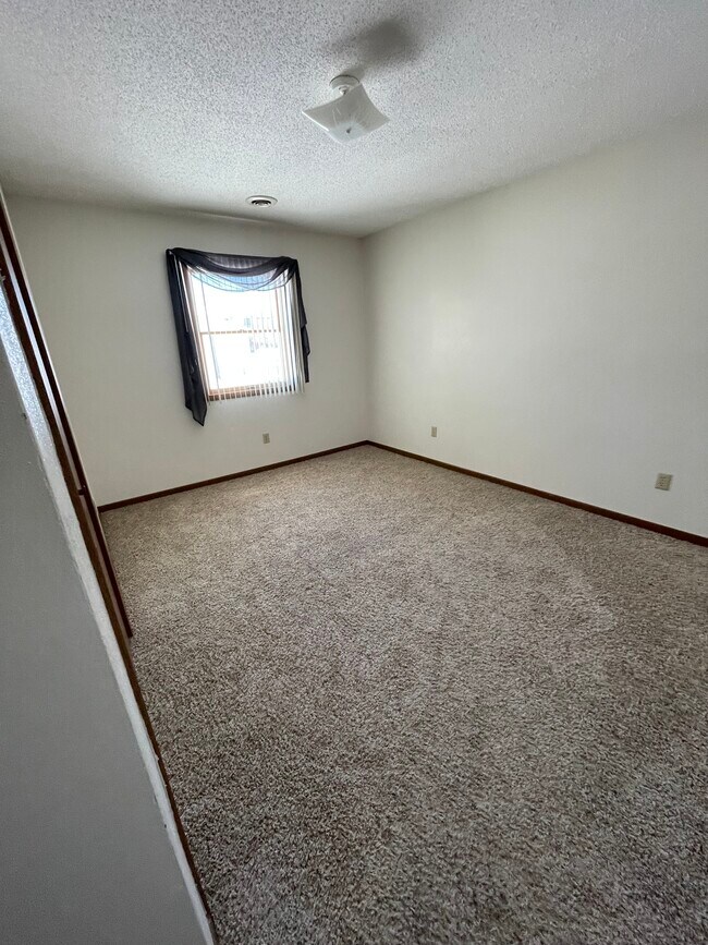 Building Photo - 716 Randy Rd