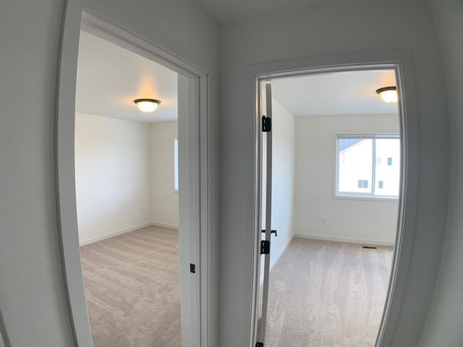 Building Photo - 3 Bed 2.5 Bath Single Family Home