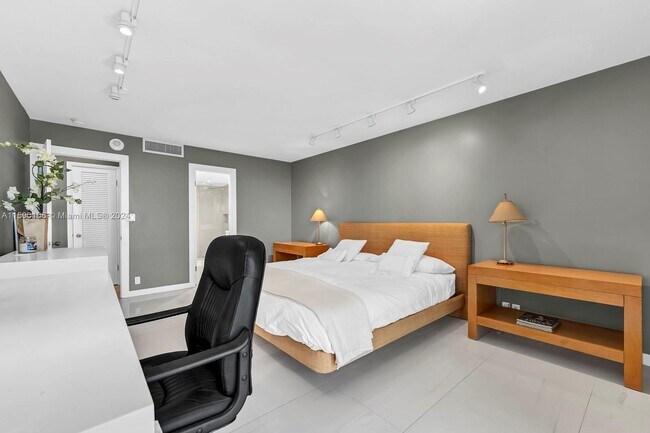 Building Photo - 1121 Crandon Blvd