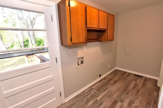 Building Photo - 708 Cedarbrook Dr