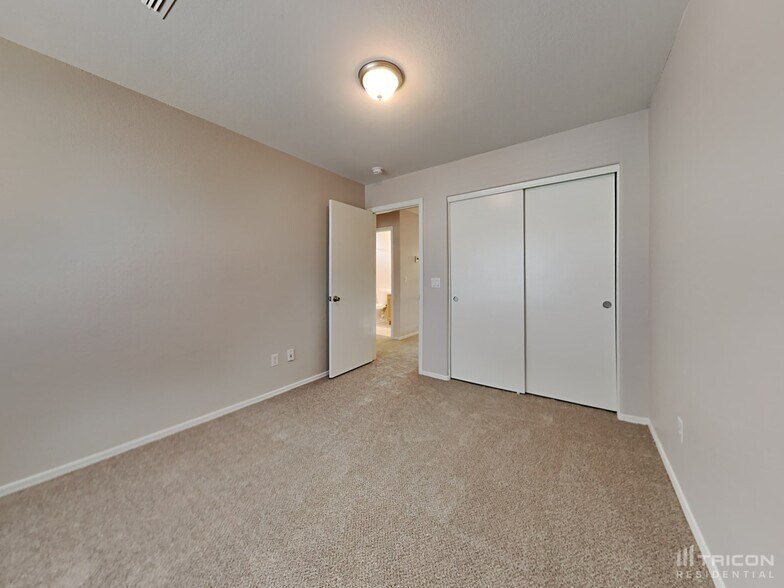 Building Photo - 12827 W Ash St