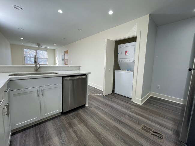 Building Photo - Gorgeous Old Metairie 2 Bed/1Bath Renovation, steps from Metairie Road! Parking spot included!